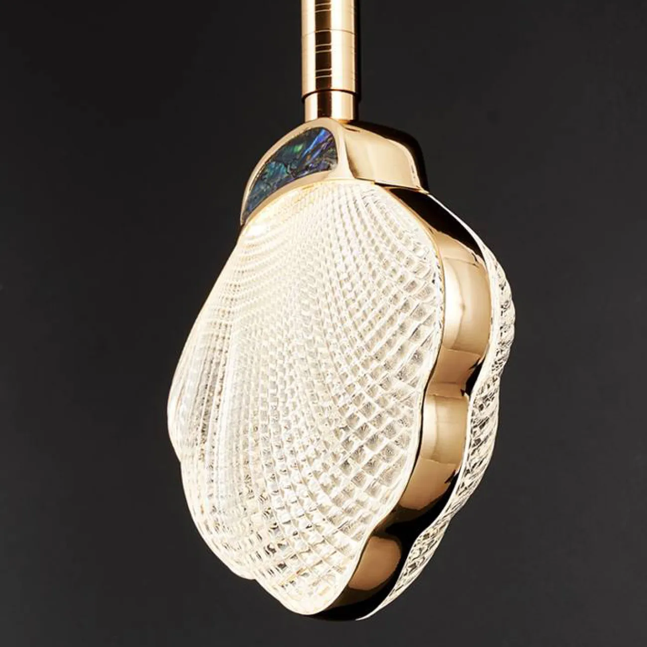 Готовая комбинация подвесных светодиодных светильников с рельефными плафонами в форме ракушек с перламутровыми вставками RAPHAELA MORE L18