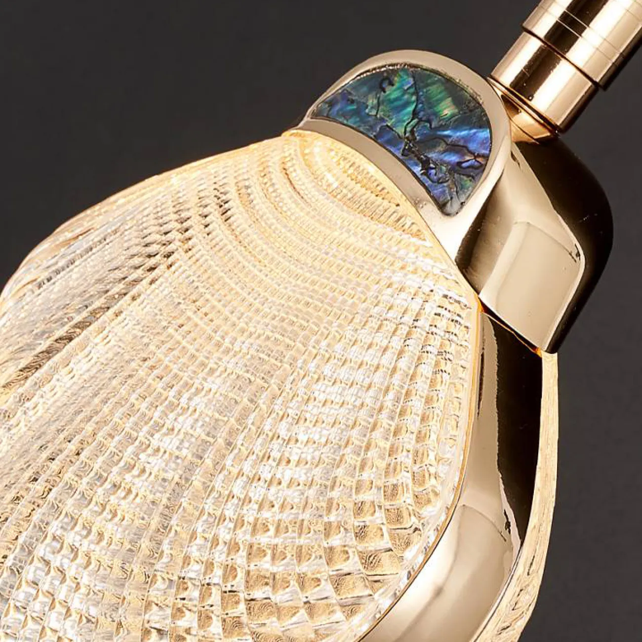 Готовая комбинация подвесных светодиодных светильников с рельефными плафонами в форме ракушек с перламутровыми вставками RAPHAELA MORE L18