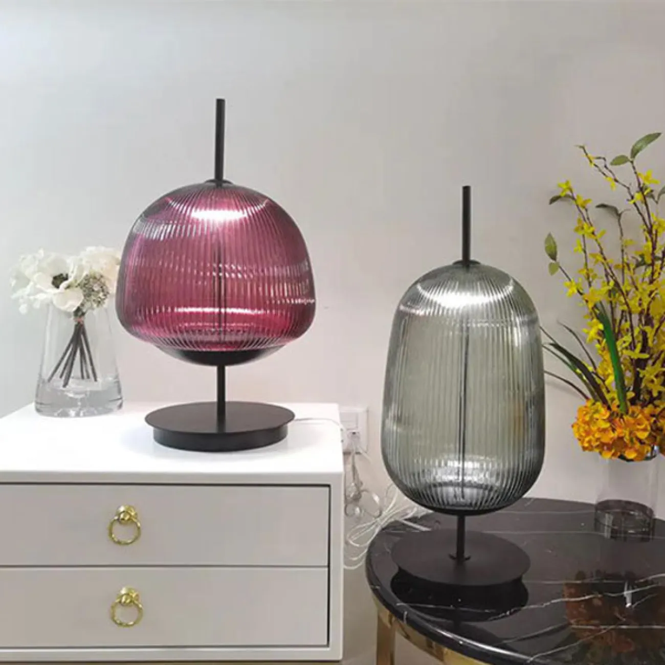 Серия настольных светодиодных ламп с рельефными плафонами из выдувного стекла разных цветов AQUARELL TAB Red