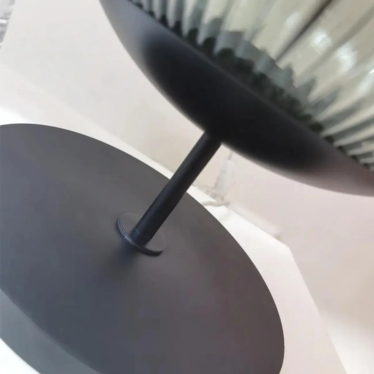 Серия настольных светодиодных ламп с рельефными плафонами из выдувного стекла разных цветов AQUARELL TAB Red