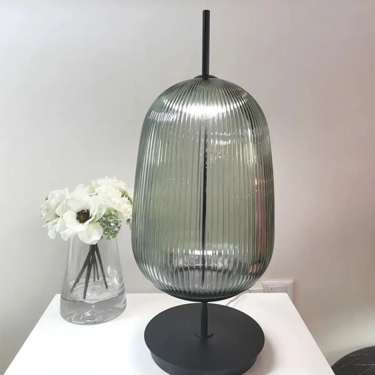 Серия настольных светодиодных ламп с рельефными плафонами из выдувного стекла разных цветов AQUARELL TAB Red