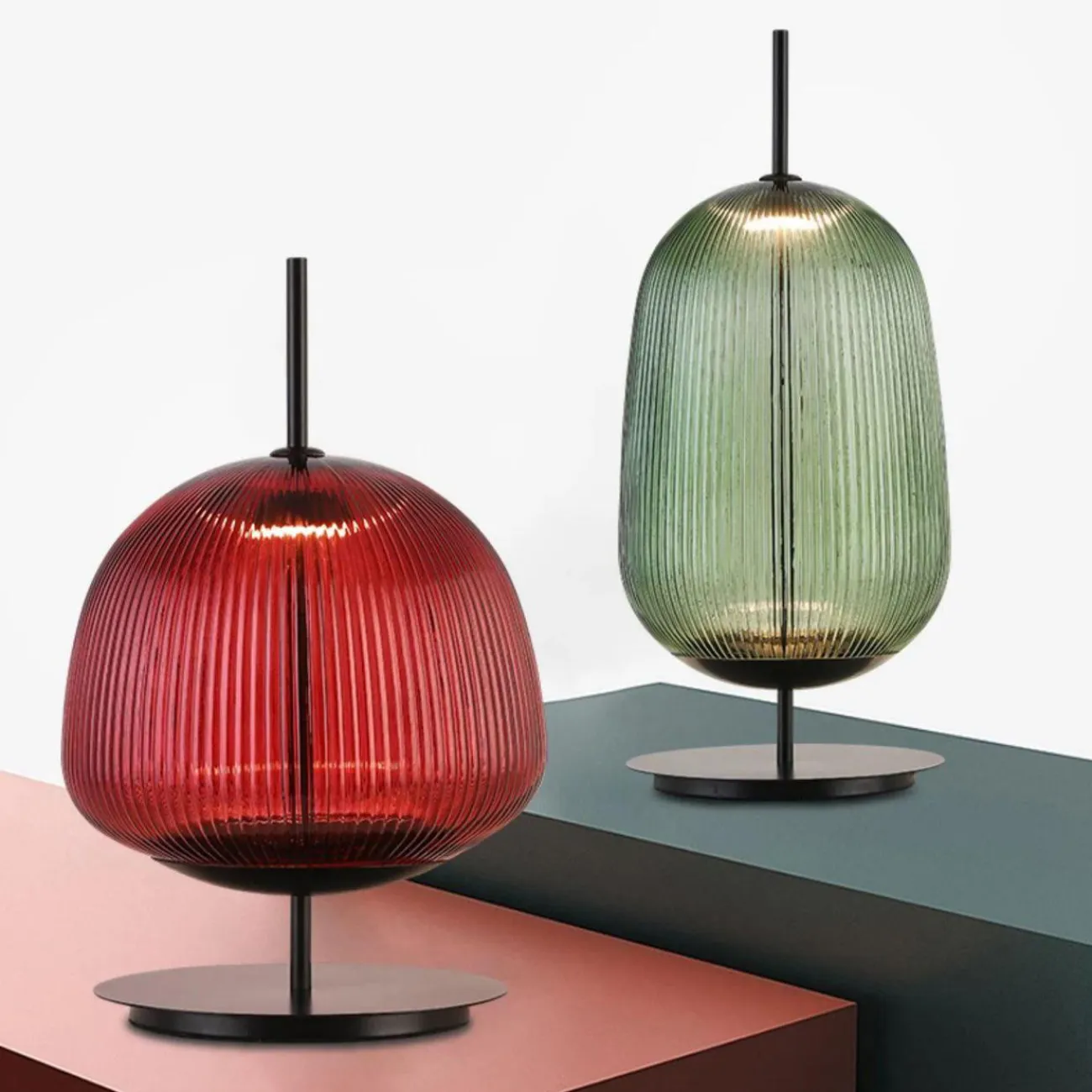 Серия настольных светодиодных ламп с рельефными плафонами из выдувного стекла разных цветов AQUARELL TAB Red