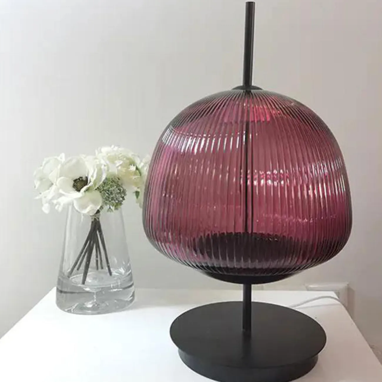 Серия настольных светодиодных ламп с рельефными плафонами из выдувного стекла разных цветов AQUARELL TAB Red