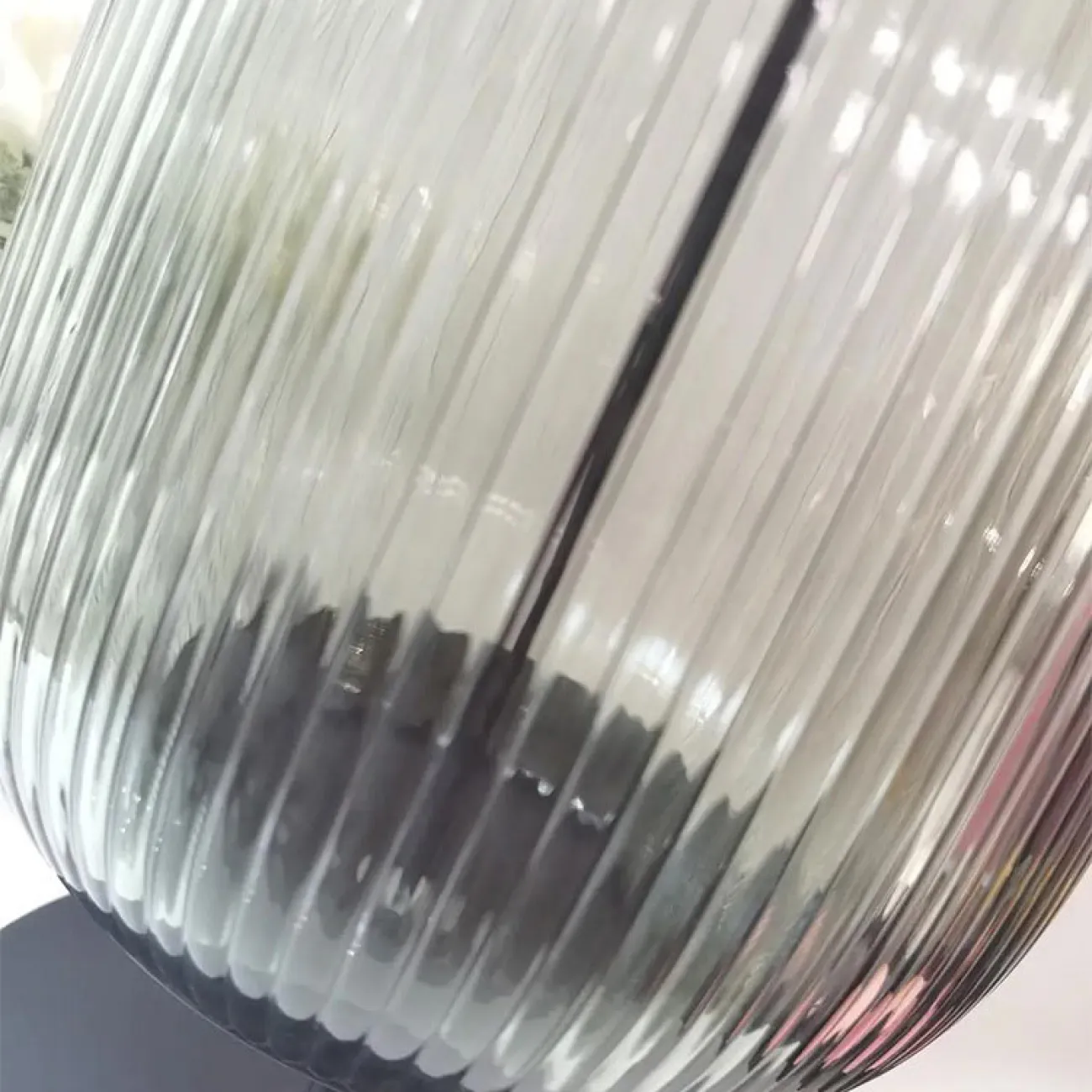 Серия настольных светодиодных ламп с рельефными плафонами из выдувного стекла разных цветов AQUARELL TAB Red