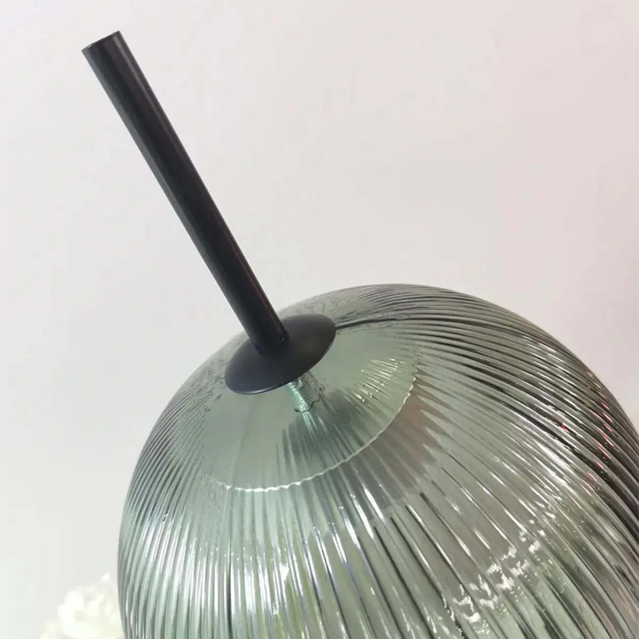 Серия настольных светодиодных ламп с рельефными плафонами из выдувного стекла разных цветов AQUARELL TAB Red