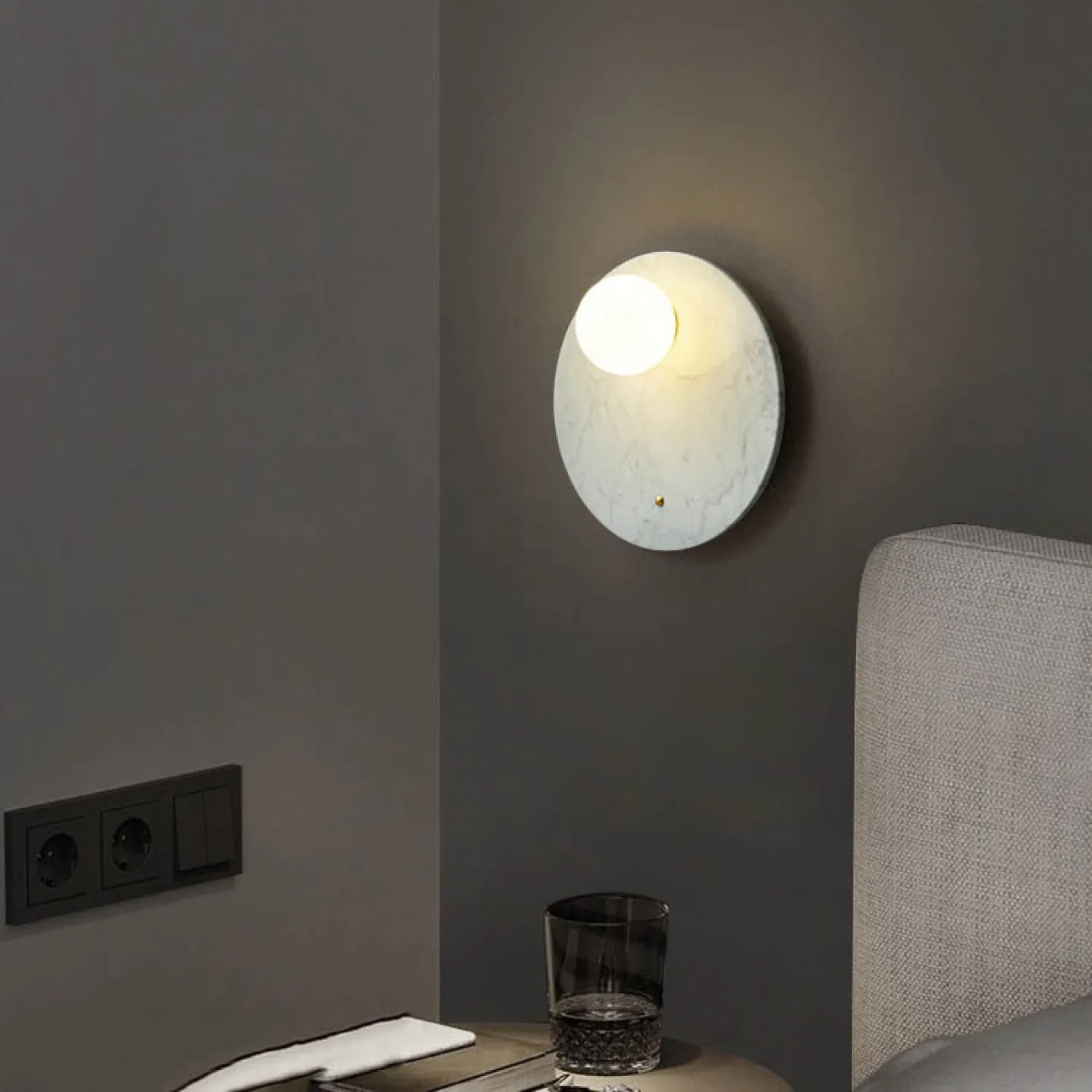 Серия настенных светильников с белым шарообразным плафоном из стекла на мраморном основании со скругленными краями FIORI B White