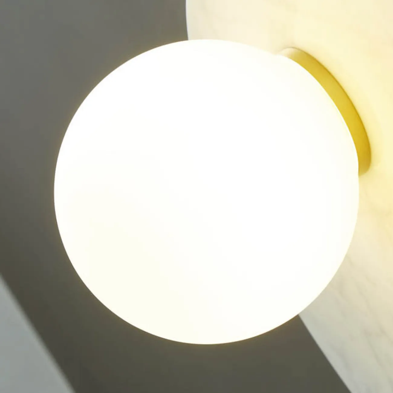 Серия настенных светильников с белым шарообразным плафоном из стекла на мраморном основании со скругленными краями FIORI B White