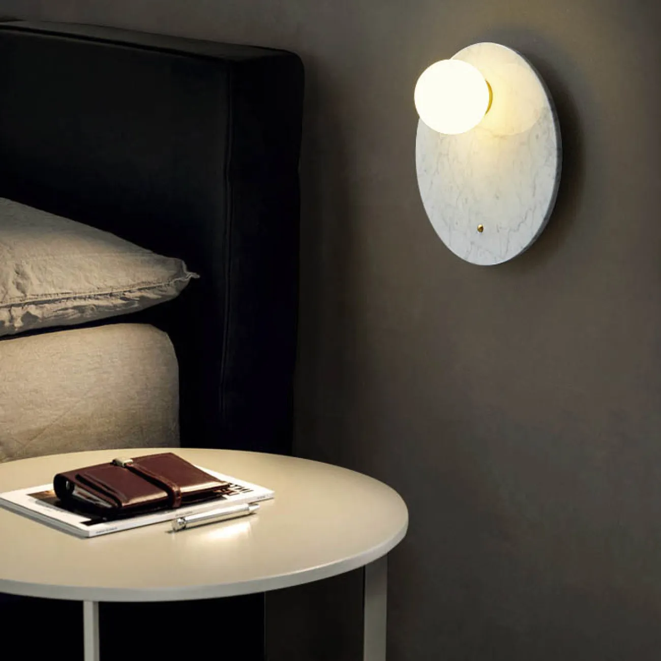 Серия настенных светильников с белым шарообразным плафоном из стекла на мраморном основании со скругленными краями FIORI B White