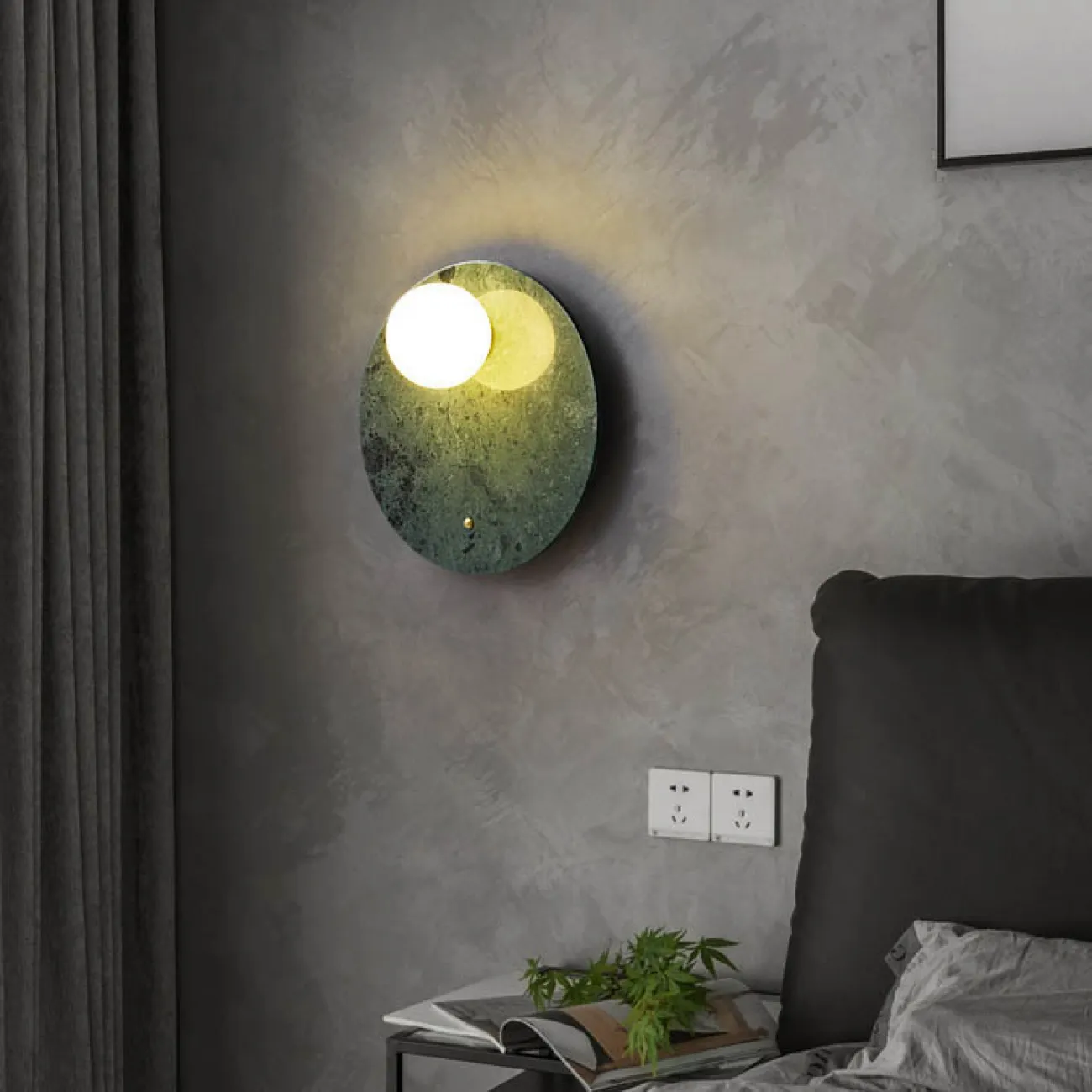 Серия настенных светильников с белым шарообразным плафоном из стекла на мраморном основании со скругленными краями FIORI B White