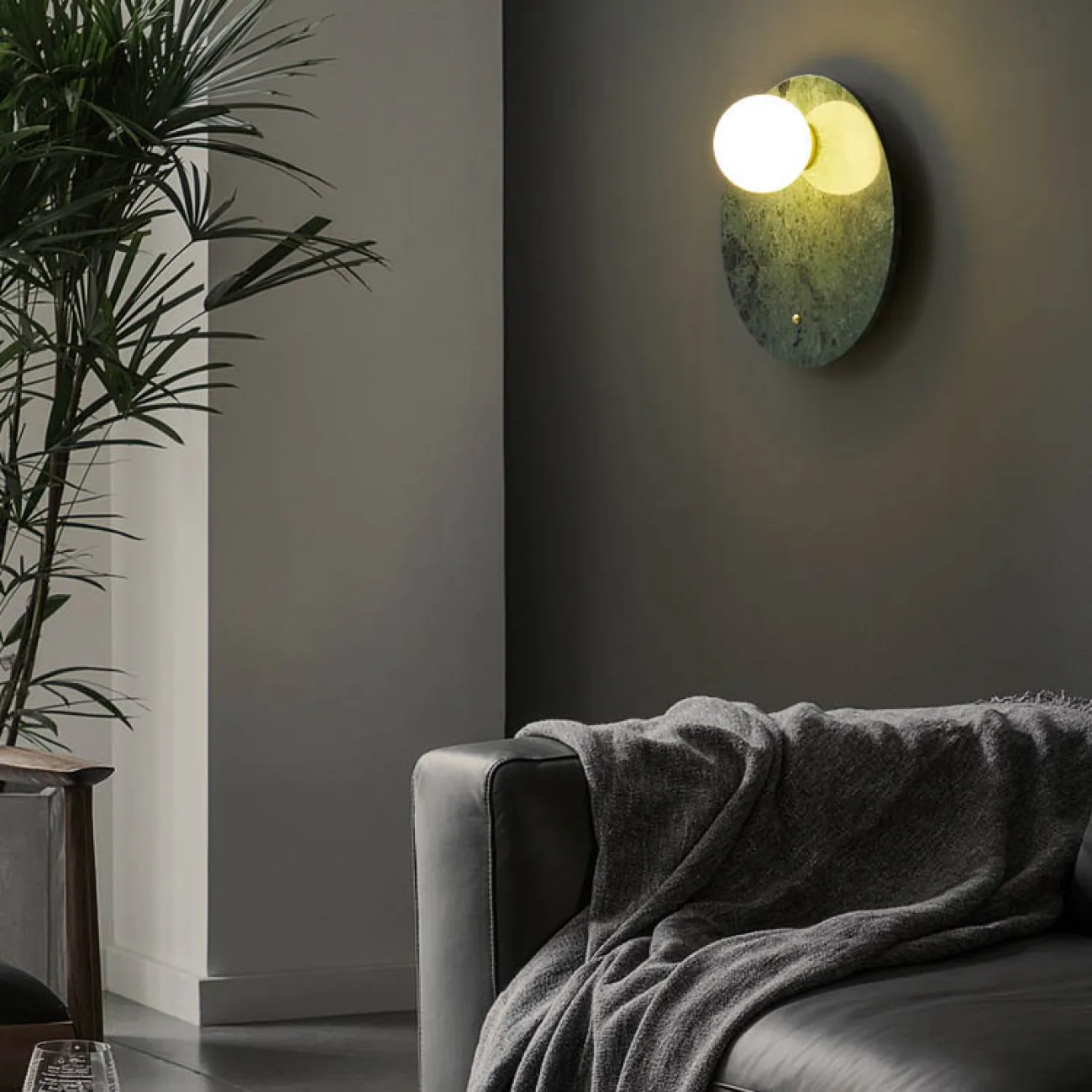 Серия настенных светильников с белым шарообразным плафоном из стекла на мраморном основании со скругленными краями FIORI B White