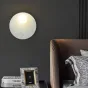 Серия настенных светильников с белым шарообразным плафоном из стекла на мраморном основании со скругленными краями FIORI B White