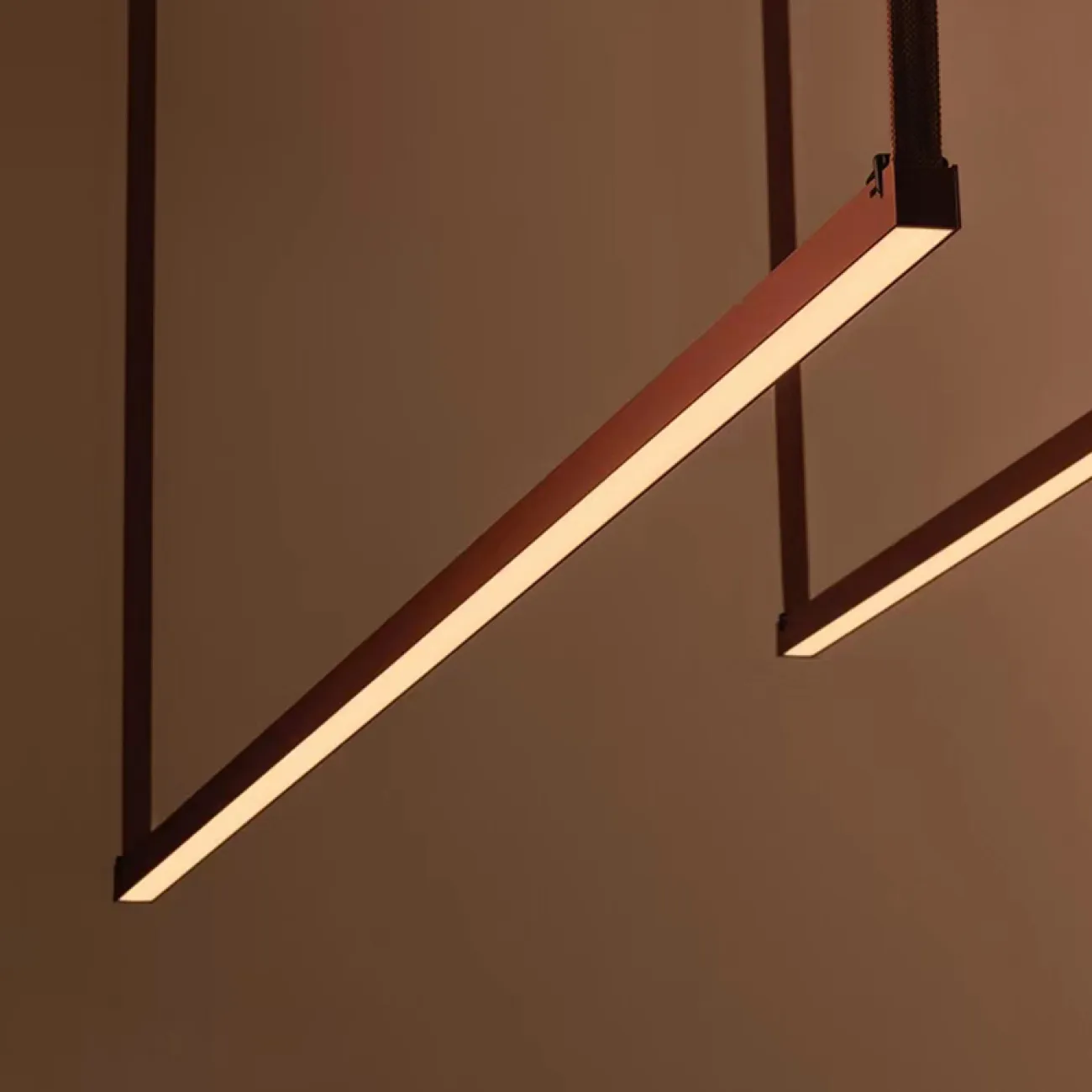 Готовая комбинация подвесных светодиодных светильников c тремя прямоугольными рейками на красном тросе ERAGON 4000К