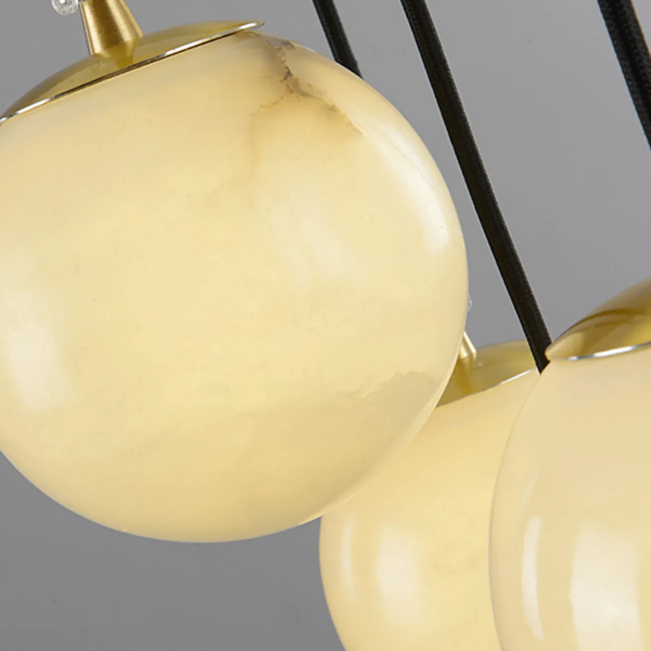 Готовая комбинация подвесных светильников c шарообразными плафонами из натурального белого мрамора MOSA L9