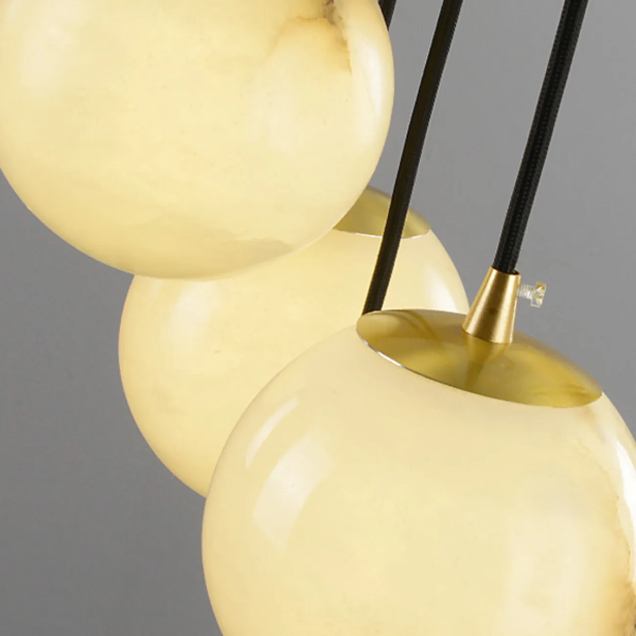 Готовая комбинация подвесных светильников c шарообразными плафонами из натурального белого мрамора MOSA L9