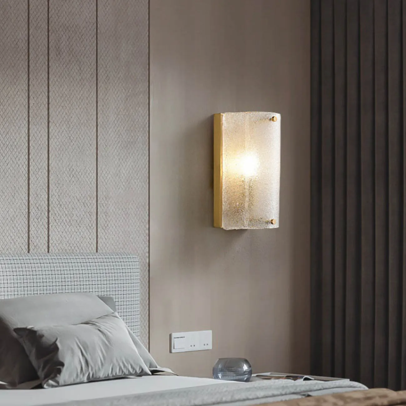 Настенный светильник на прямоугольном креплении с изогнутым плафоном из мелкой стеклянной крошки PETA Настенный светильник на прямоугольном креплении с изогнутым плафоном из мелкой стеклянной крошки PETA