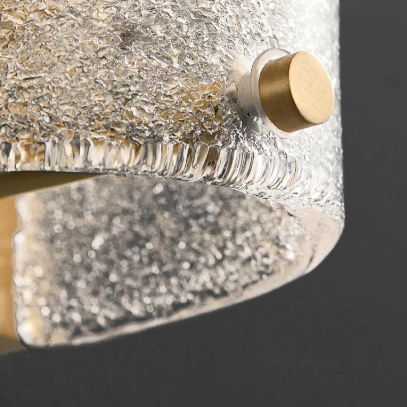 Настенный светильник на прямоугольном креплении с изогнутым плафоном из мелкой стеклянной крошки PETA Настенный светильник на прямоугольном креплении с изогнутым плафоном из мелкой стеклянной крошки PETA