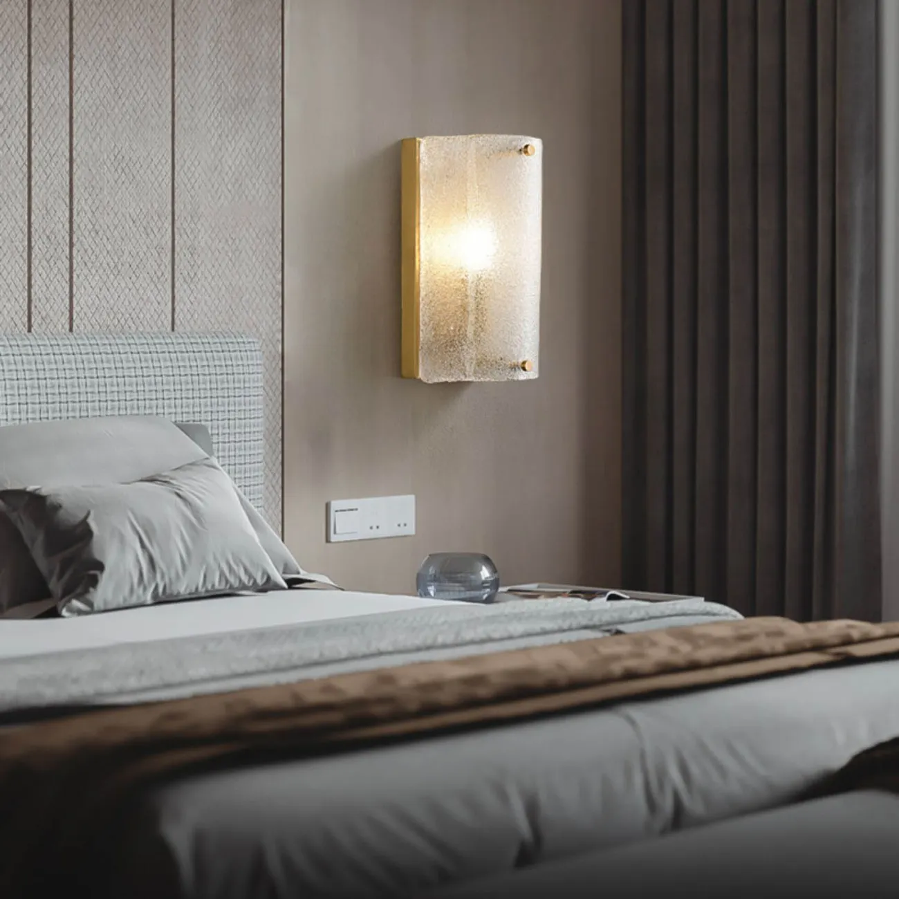 Настенный светильник на прямоугольном креплении с изогнутым плафоном из мелкой стеклянной крошки PETA Настенный светильник на прямоугольном креплении с изогнутым плафоном из мелкой стеклянной крошки PETA