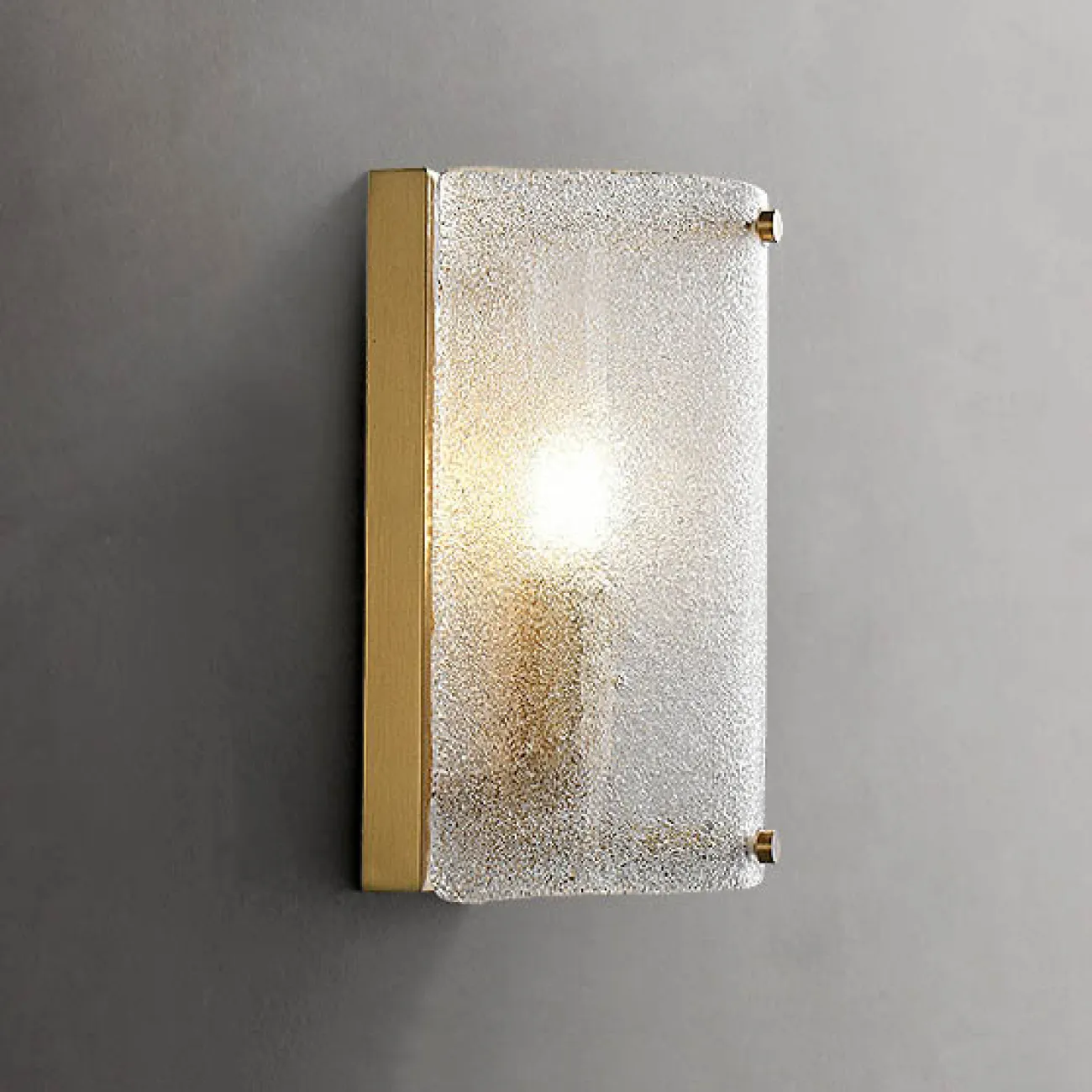 Настенный светильник на прямоугольном креплении с изогнутым плафоном из мелкой стеклянной крошки PETA Настенный светильник на прямоугольном креплении с изогнутым плафоном из мелкой стеклянной крошки PETA