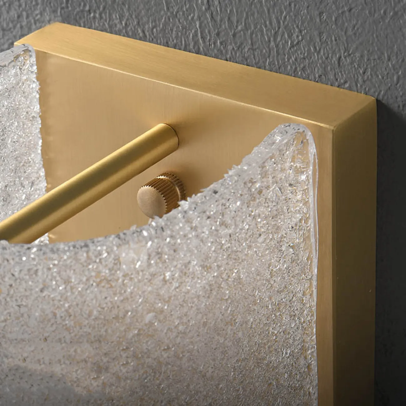 Настенный светильник на прямоугольном креплении с изогнутым плафоном из мелкой стеклянной крошки PETA Настенный светильник на прямоугольном креплении с изогнутым плафоном из мелкой стеклянной крошки PETA