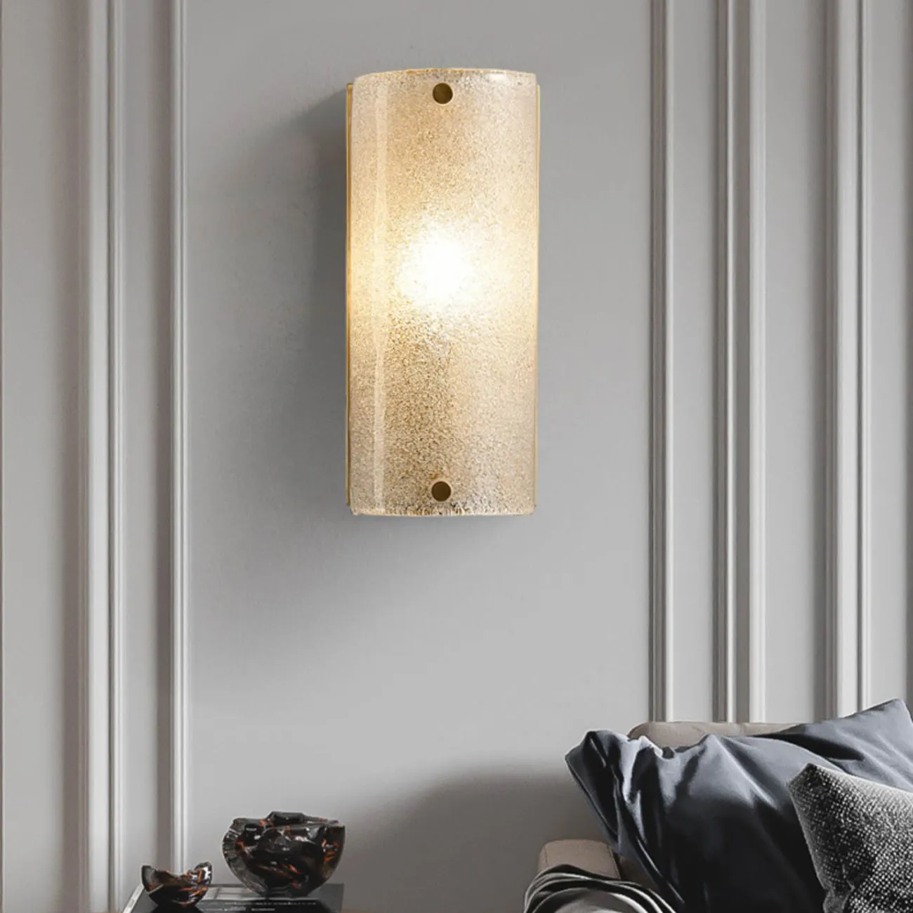 Настенный светильник на прямоугольном креплении с изогнутым плафоном из мелкой стеклянной крошки PETA Настенный светильник на прямоугольном креплении с изогнутым плафоном из мелкой стеклянной крошки PETA