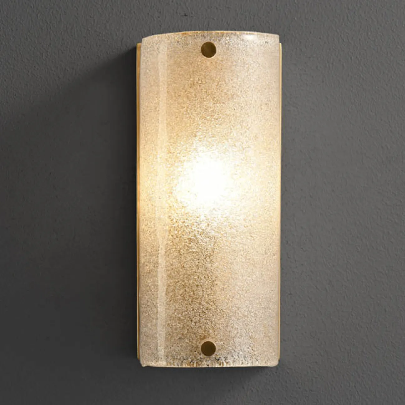 Настенный светильник на прямоугольном креплении с изогнутым плафоном из мелкой стеклянной крошки PETA Настенный светильник на прямоугольном креплении с изогнутым плафоном из мелкой стеклянной крошки PETA