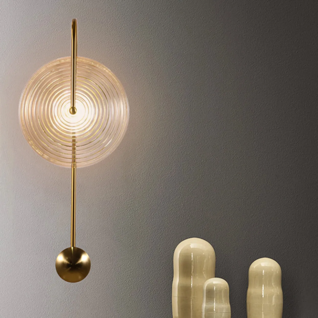 Настенный светильник с рассеивателем в форме диска из рельефного стекла на дуговом кронштейне MOGENS Настенный светильник с рассеивателем в форме диска из рельефного стекла на дуговом кронштейне MOGENS