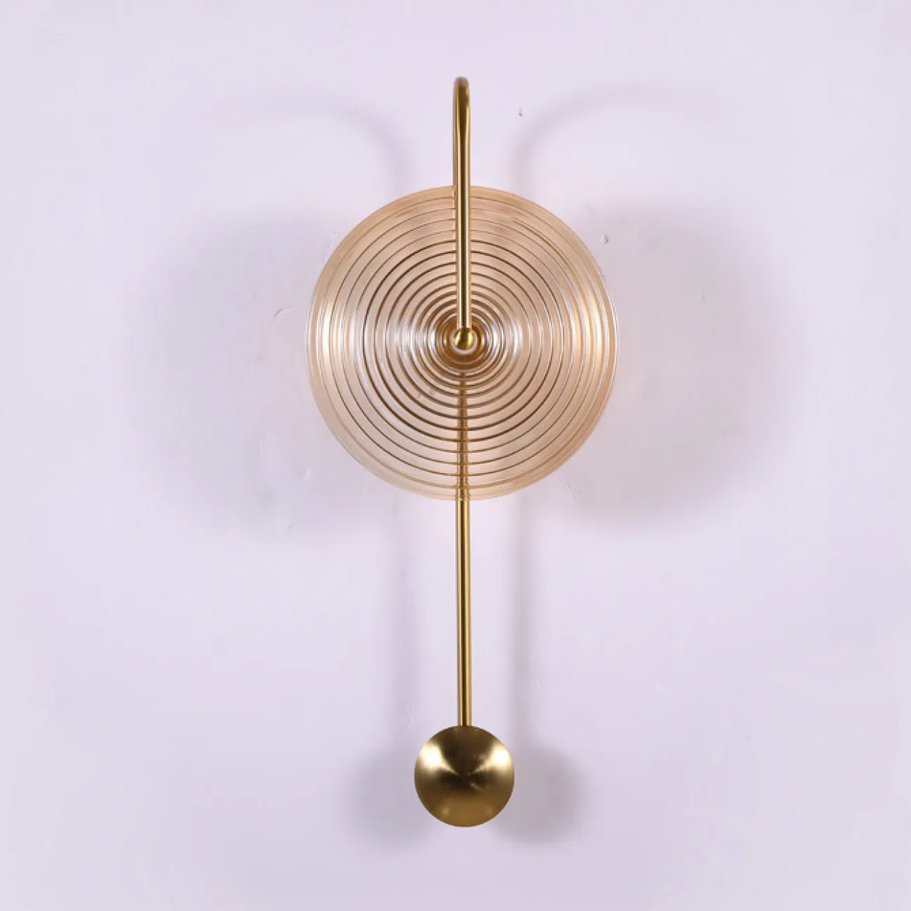 Настенный светильник с рассеивателем в форме диска из рельефного стекла на дуговом кронштейне MOGENS Настенный светильник с рассеивателем в форме диска из рельефного стекла на дуговом кронштейне MOGENS