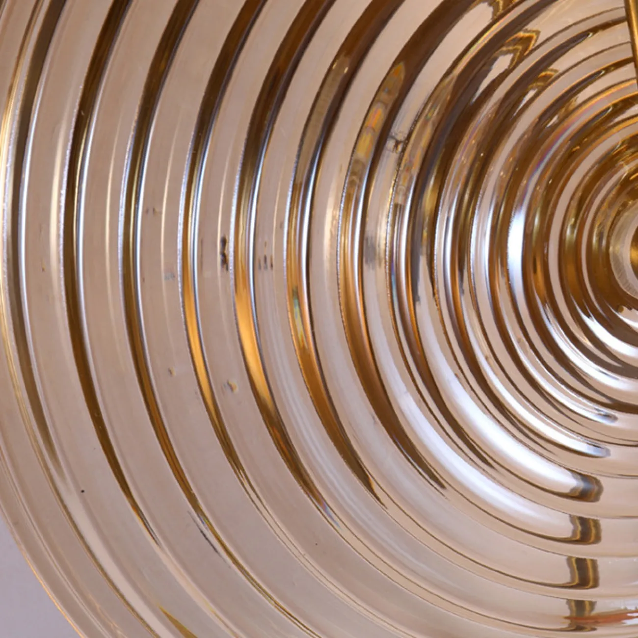 Настенный светильник с рассеивателем в форме диска из рельефного стекла на дуговом кронштейне MOGENS Настенный светильник с рассеивателем в форме диска из рельефного стекла на дуговом кронштейне MOGENS