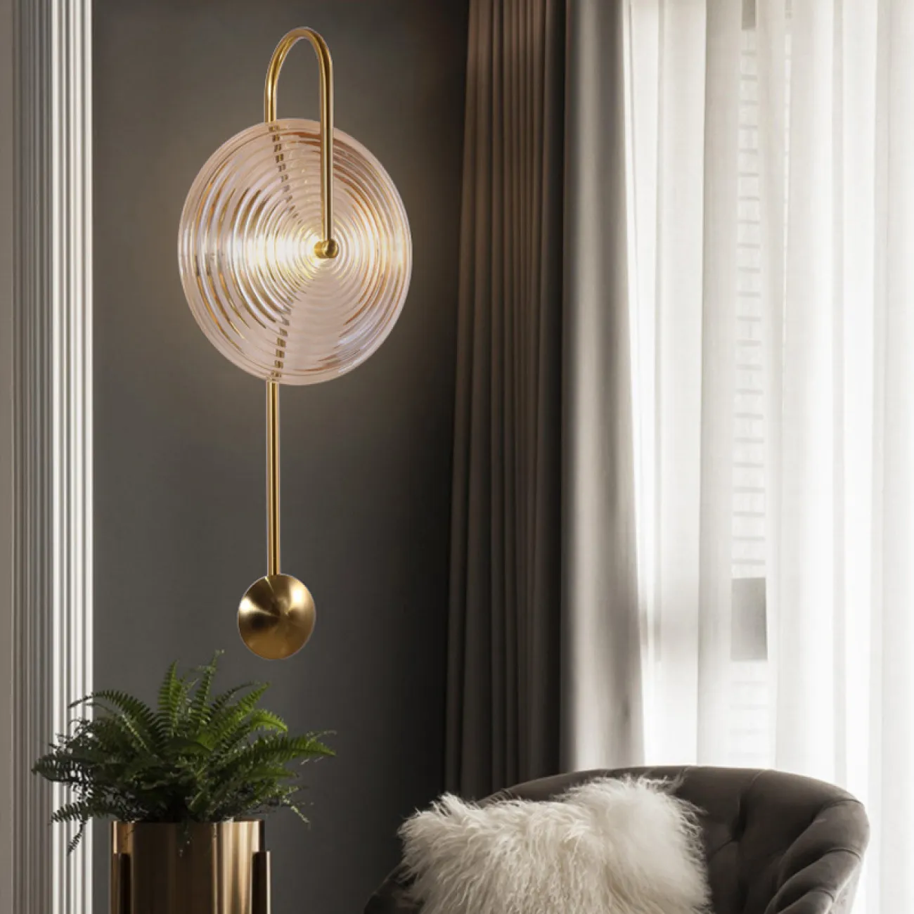 Настенный светильник с рассеивателем в форме диска из рельефного стекла на дуговом кронштейне MOGENS Настенный светильник с рассеивателем в форме диска из рельефного стекла на дуговом кронштейне MOGENS