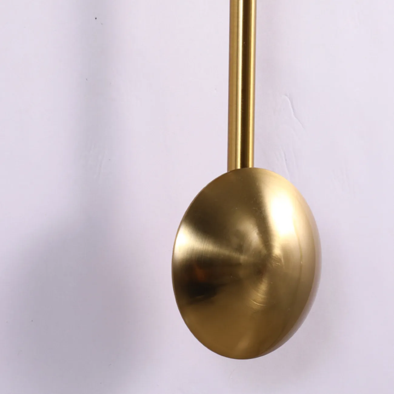 Настенный светильник с рассеивателем в форме диска из рельефного стекла на дуговом кронштейне MOGENS Настенный светильник с рассеивателем в форме диска из рельефного стекла на дуговом кронштейне MOGENS