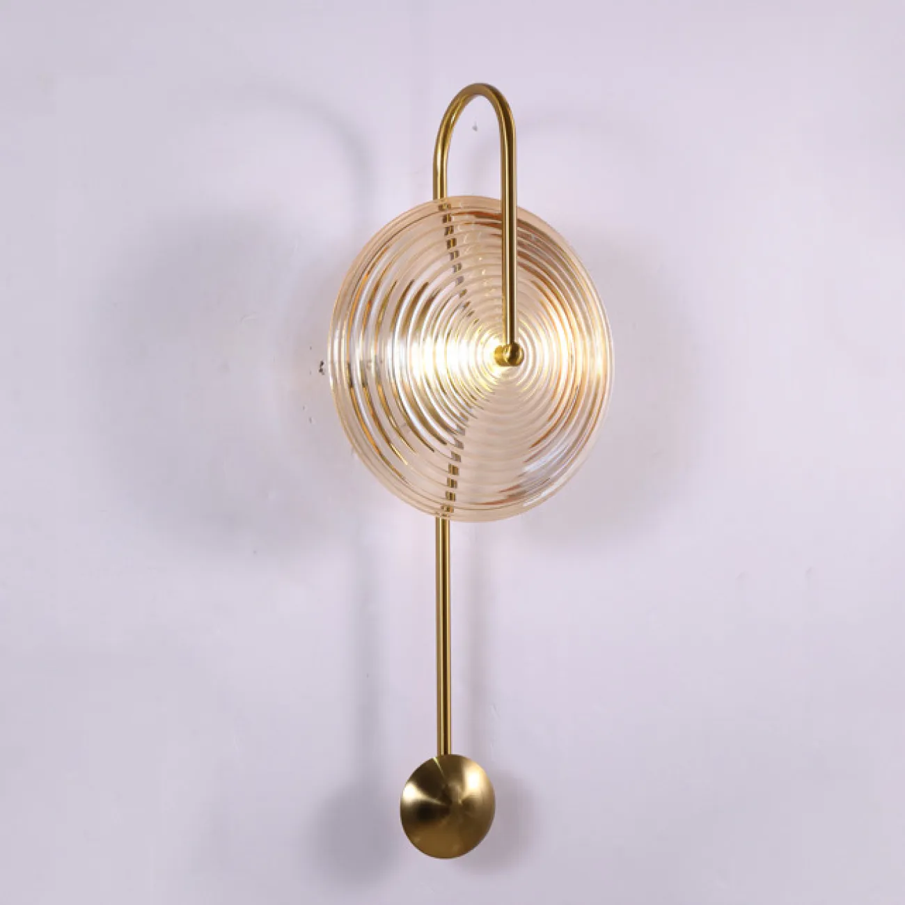 Настенный светильник с рассеивателем в форме диска из рельефного стекла на дуговом кронштейне MOGENS Настенный светильник с рассеивателем в форме диска из рельефного стекла на дуговом кронштейне MOGENS