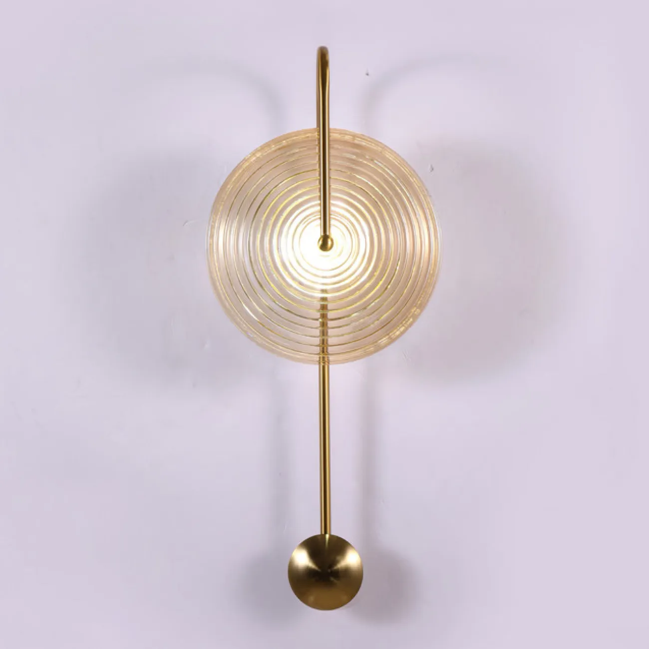 Настенный светильник с рассеивателем в форме диска из рельефного стекла на дуговом кронштейне MOGENS Настенный светильник с рассеивателем в форме диска из рельефного стекла на дуговом кронштейне MOGENS