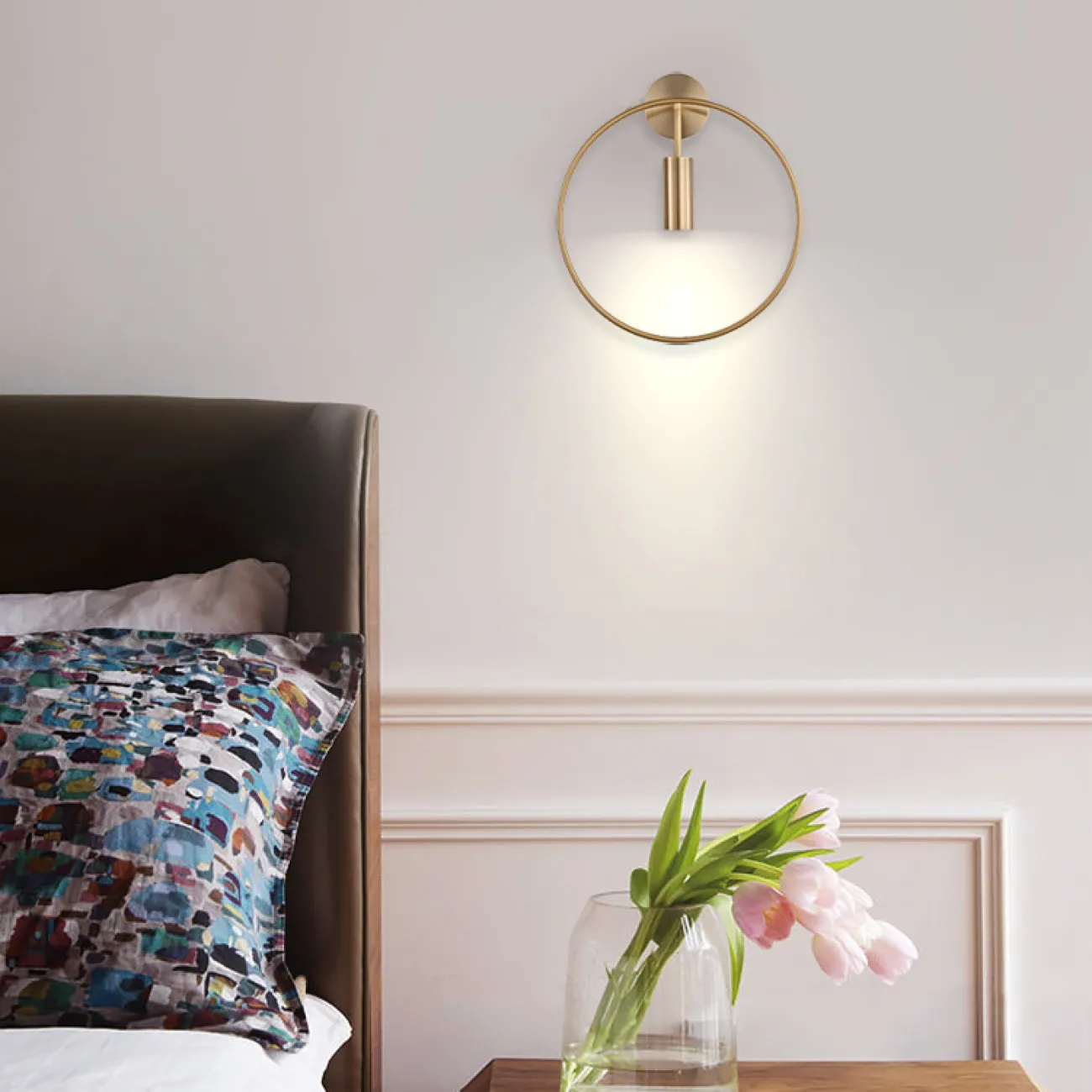 Серия настенных светильников с цилиндрическим плафоном на кольцевом каркасе с круглым креплением VELMA D35 Black Gold