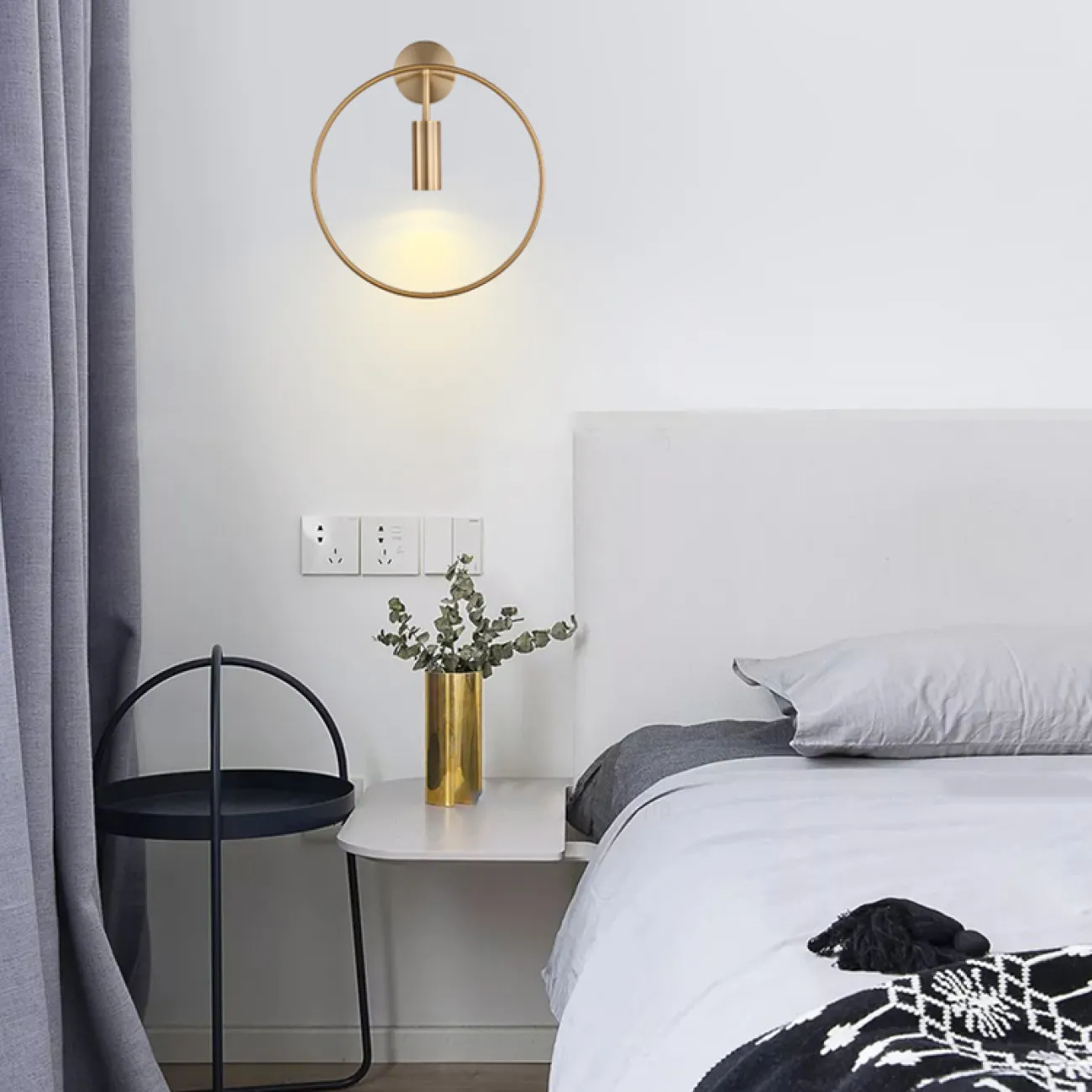 Серия настенных светильников с цилиндрическим плафоном на кольцевом каркасе с круглым креплением VELMA D35 Black Gold