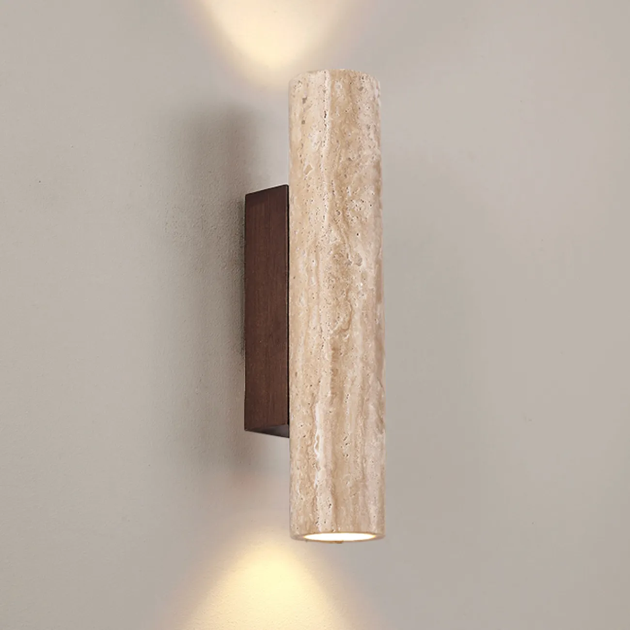 Бра с цилиндрическим корпусом из камня травертина на прямоугольном креплении из темного дерева LUBBE Бра с цилиндрическим корпусом из камня травертина на прямоугольном креплении из темного дерева LUBBE