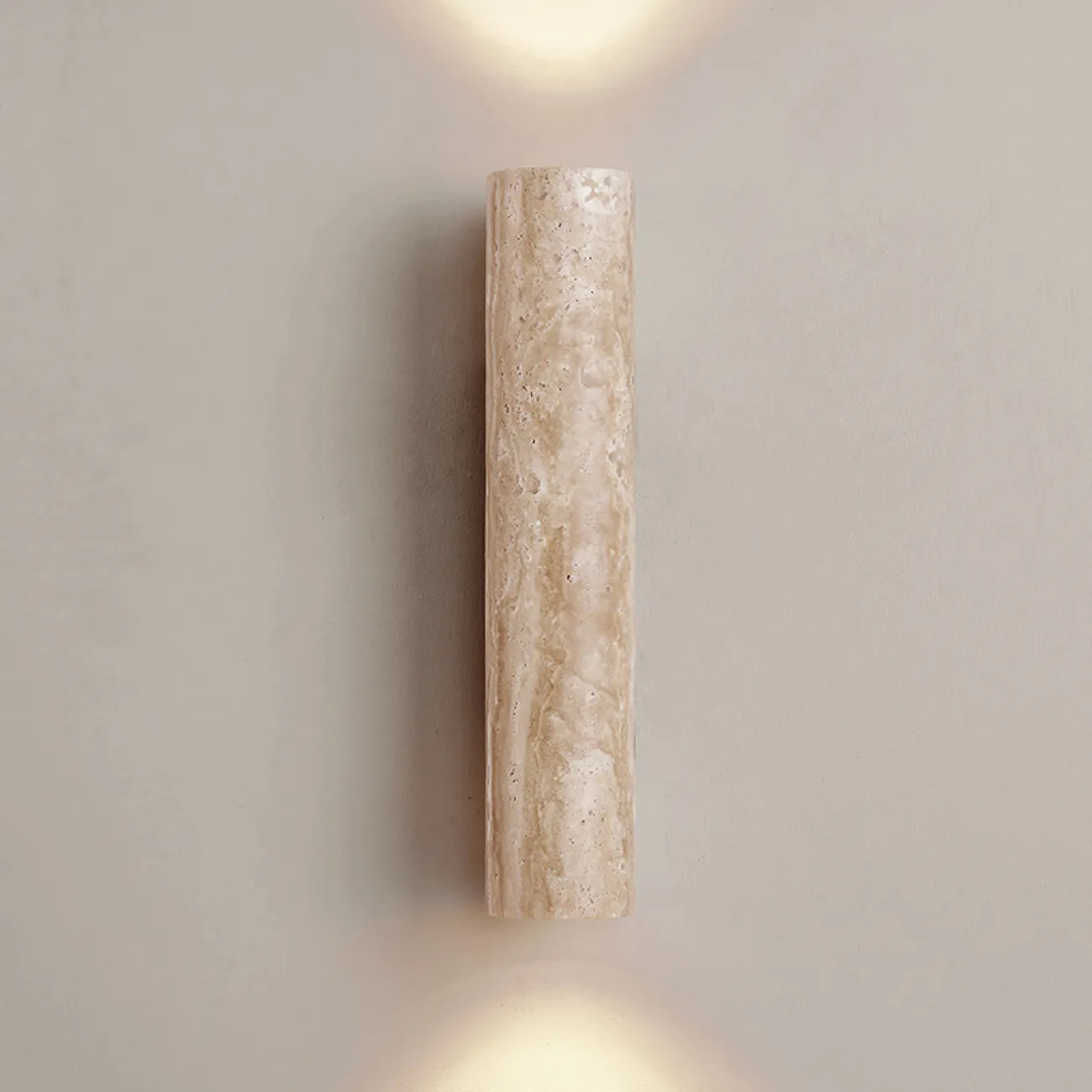 Бра с цилиндрическим корпусом из камня травертина на прямоугольном креплении из темного дерева LUBBE Бра с цилиндрическим корпусом из камня травертина на прямоугольном креплении из темного дерева LUBBE