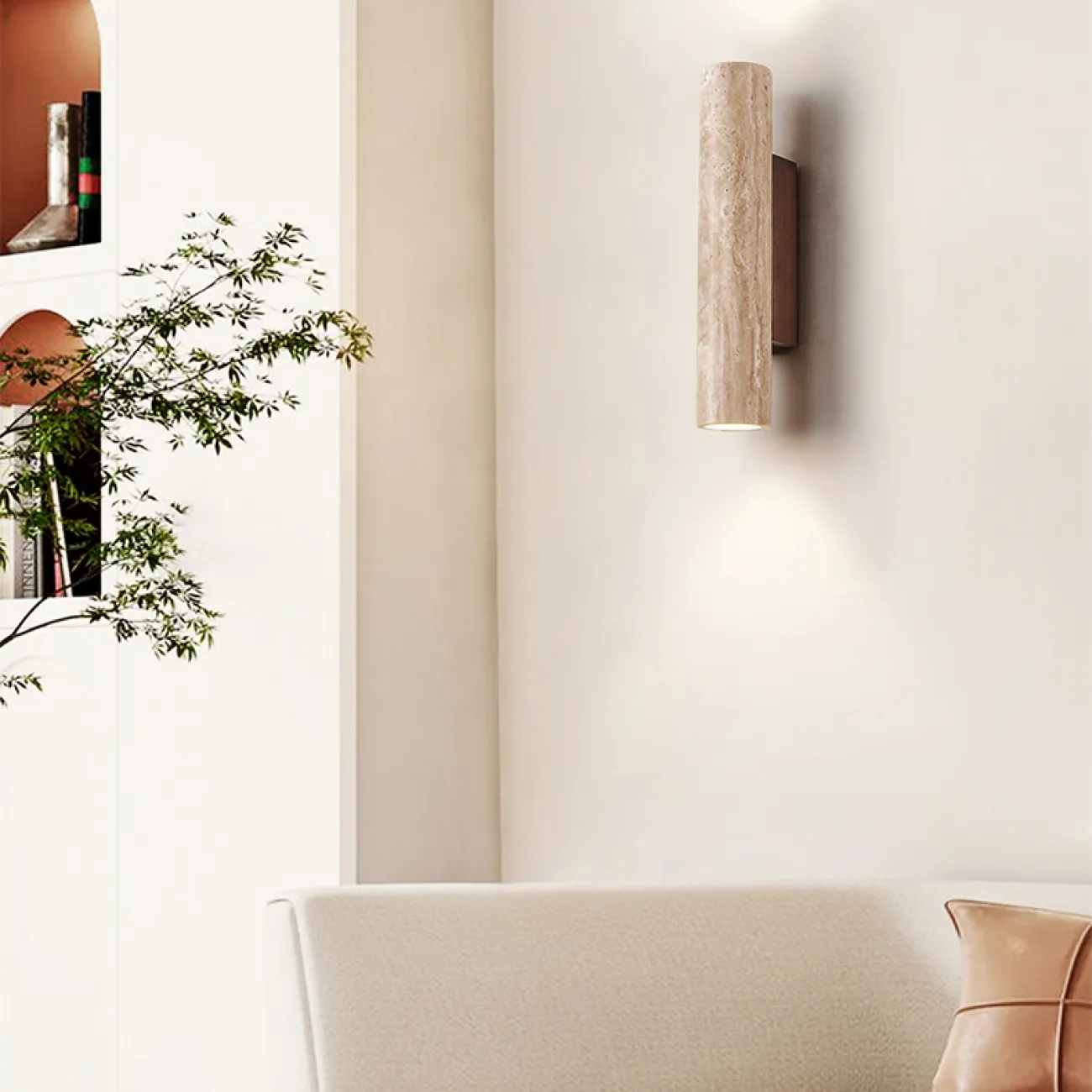 Бра с цилиндрическим корпусом из камня травертина на прямоугольном креплении из темного дерева LUBBE Бра с цилиндрическим корпусом из камня травертина на прямоугольном креплении из темного дерева LUBBE