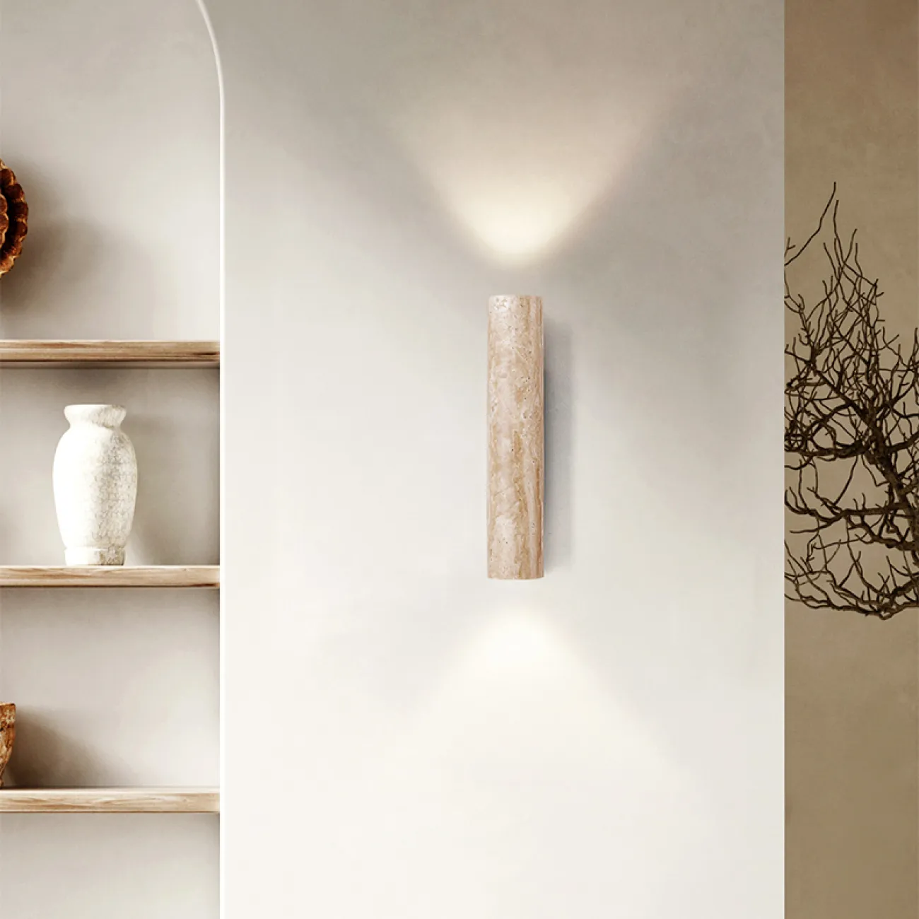 Бра с цилиндрическим корпусом из камня травертина на прямоугольном креплении из темного дерева LUBBE Бра с цилиндрическим корпусом из камня травертина на прямоугольном креплении из темного дерева LUBBE