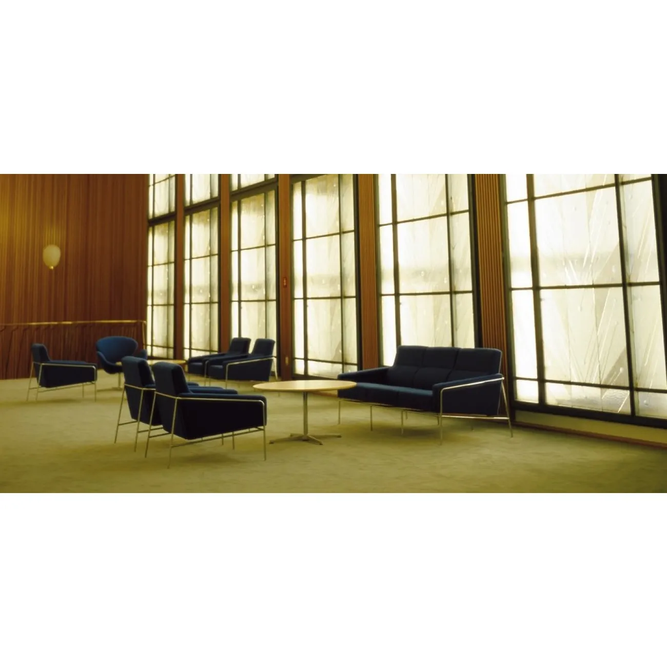 Диван 3300 series 3 seater designed by Arne Jacobsen		 in 1958 от LaLume