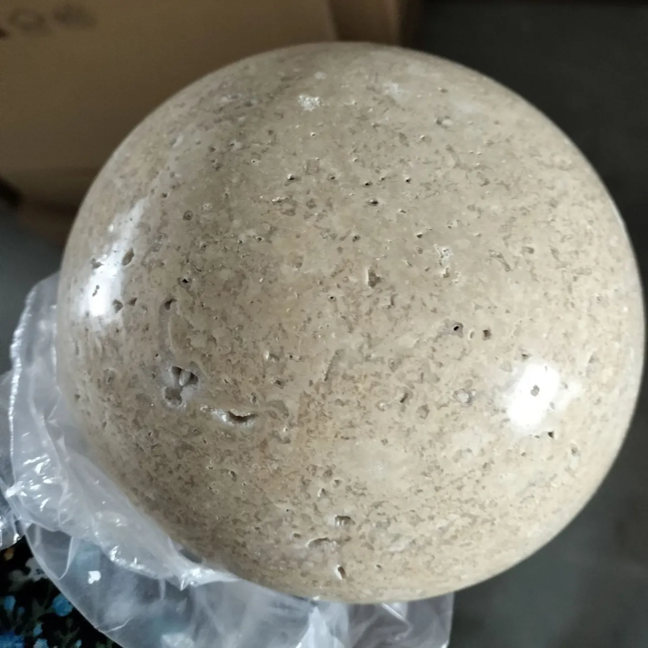 Настенный светодиодный светильник с шаровидным корпусом из желтого камня травертина POVL WALL Без проводного выключателя