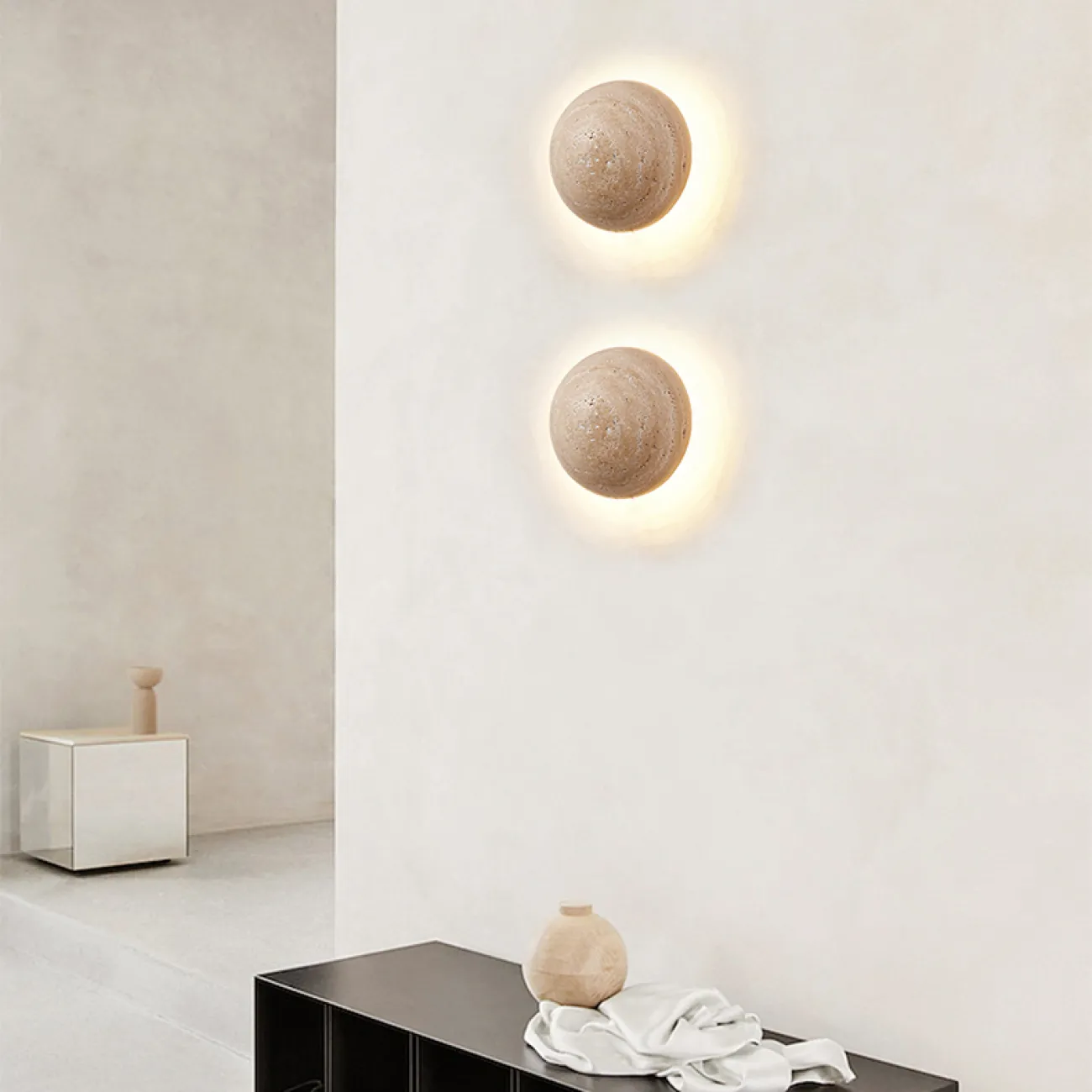 Настенный светодиодный светильник с шаровидным корпусом из желтого камня травертина POVL WALL Без проводного выключателя