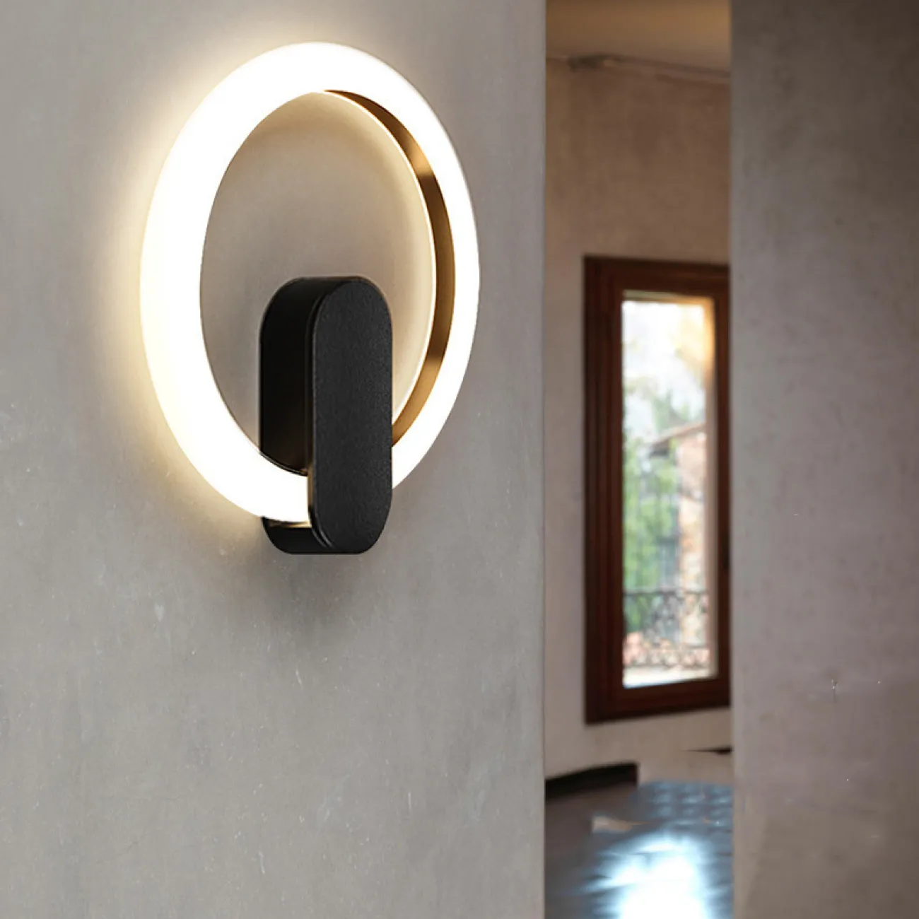 Серия настенных светодиодных светильников с отделкой в цвете латунь по внутреннему контуру кольцевидного плафона GINA WALL D40 Brass Трехцветный свет