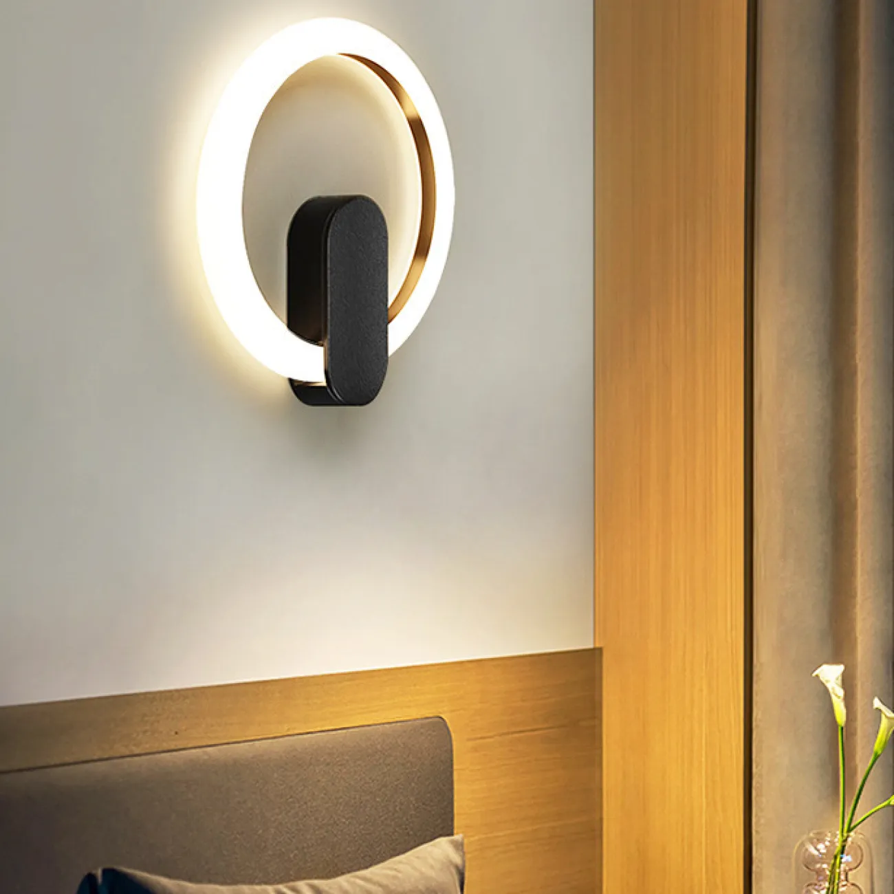 Серия настенных светодиодных светильников с отделкой в цвете латунь по внутреннему контуру кольцевидного плафона GINA WALL D40 Brass Трехцветный свет