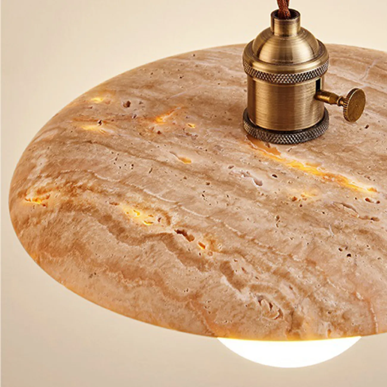 Готовая комбинация подвесных светильников с тремя дискообразными абажурами из камня травертин OSSIAN TRIO A