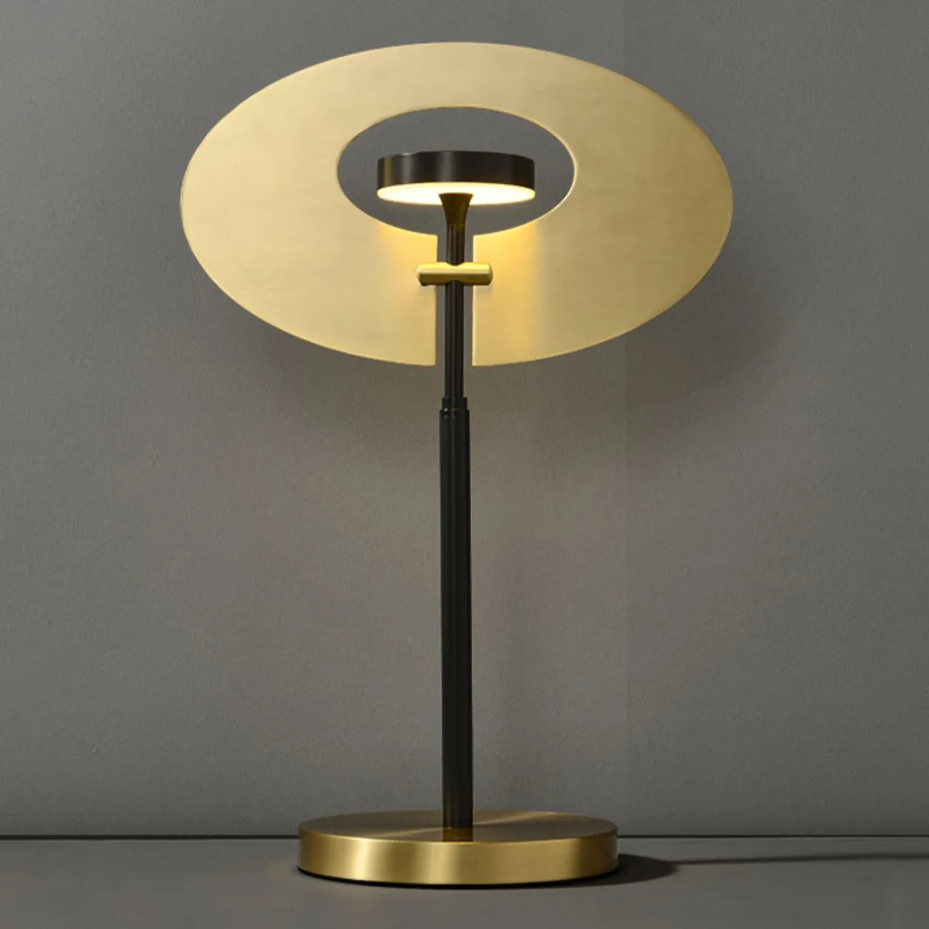 Настольный светодиодный светильник в виде комбинации круглого плафона на вертикальной стойке и дисковидного рассеивателя INGARA TAB