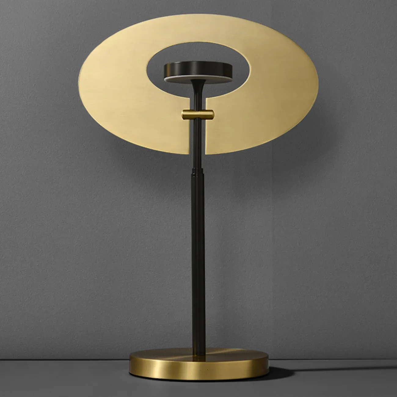 Настольный светодиодный светильник в виде комбинации круглого плафона на вертикальной стойке и дисковидного рассеивателя INGARA TAB