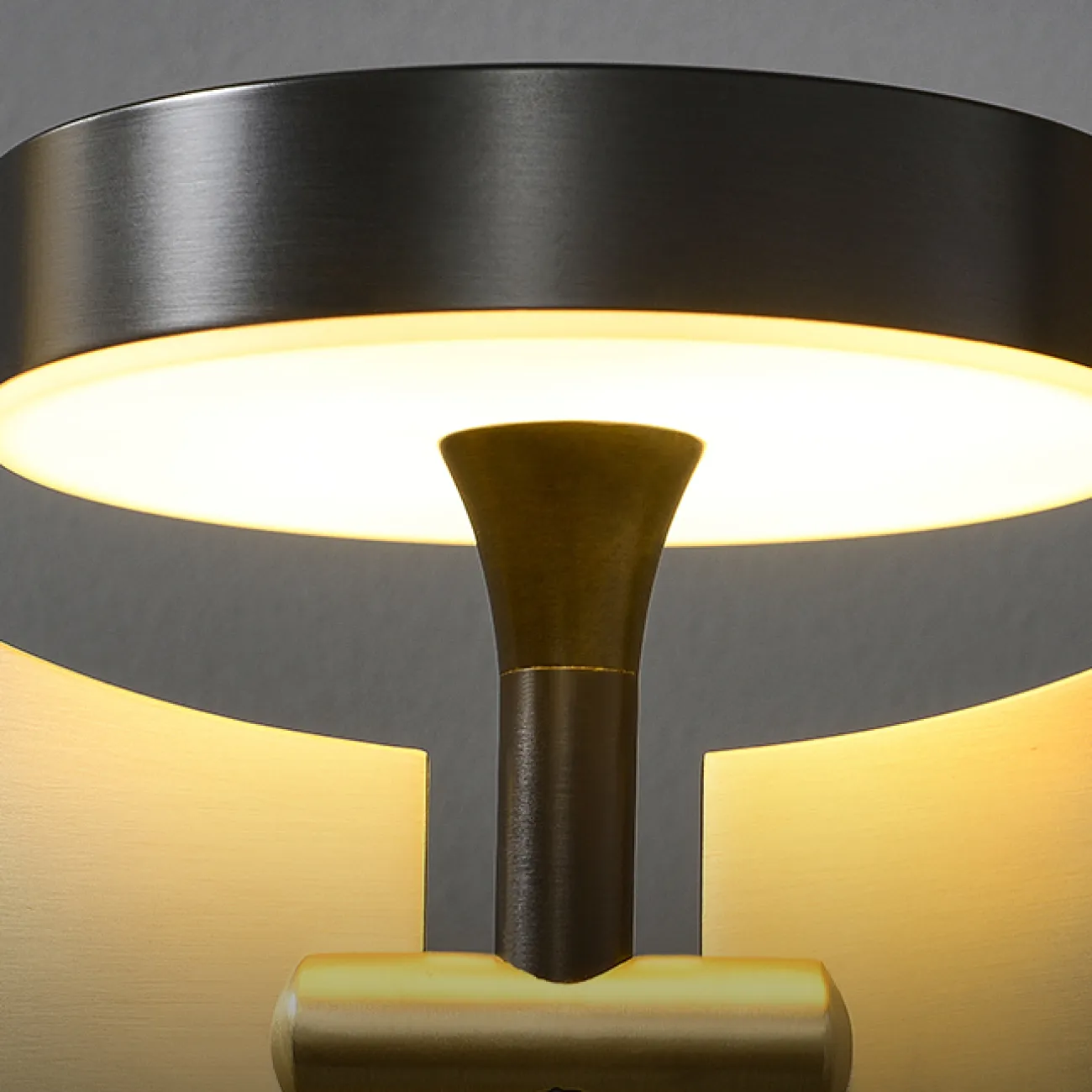 Настольный светодиодный светильник в виде комбинации круглого плафона на вертикальной стойке и дисковидного рассеивателя INGARA TAB