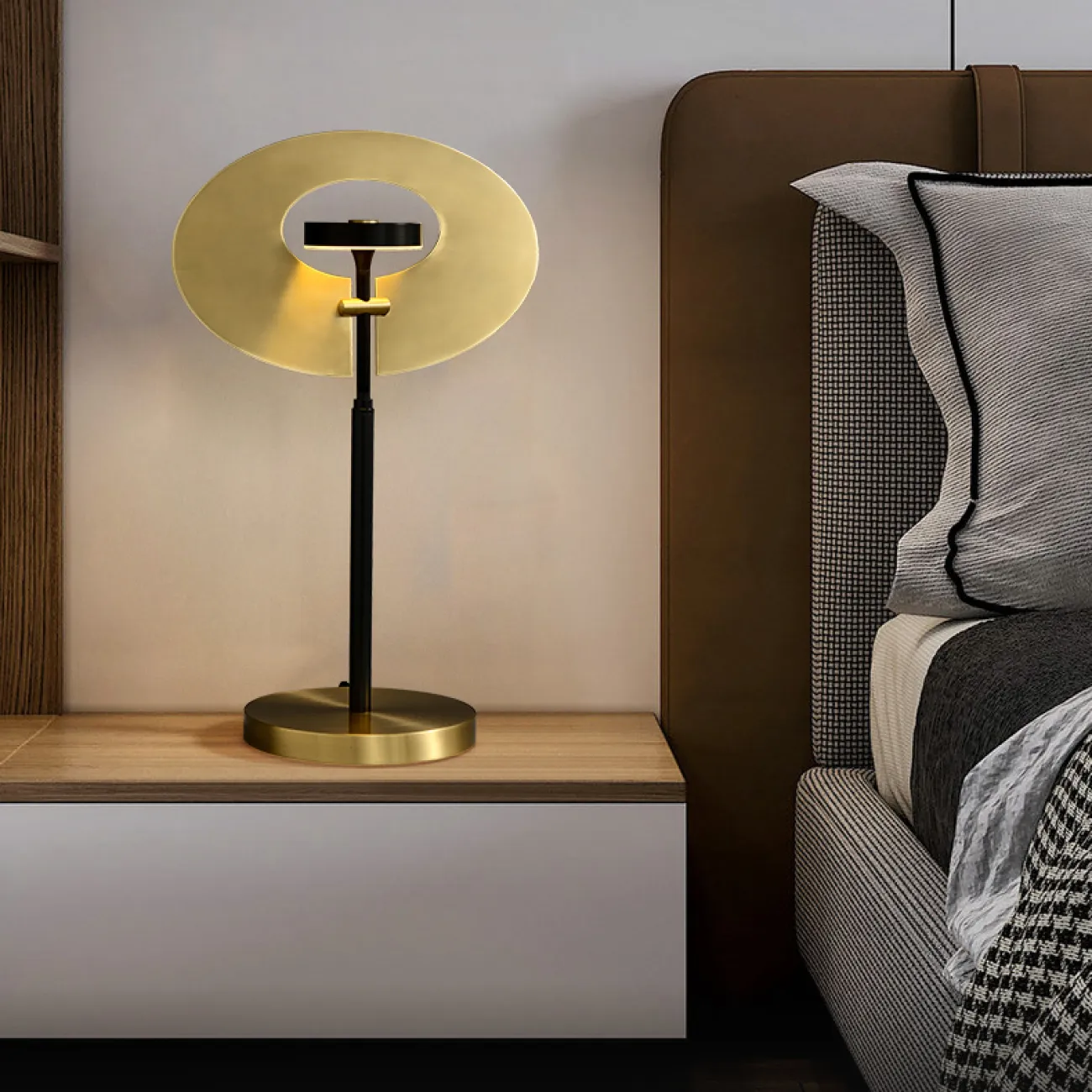 Настольный светодиодный светильник в виде комбинации круглого плафона на вертикальной стойке и дисковидного рассеивателя INGARA TAB