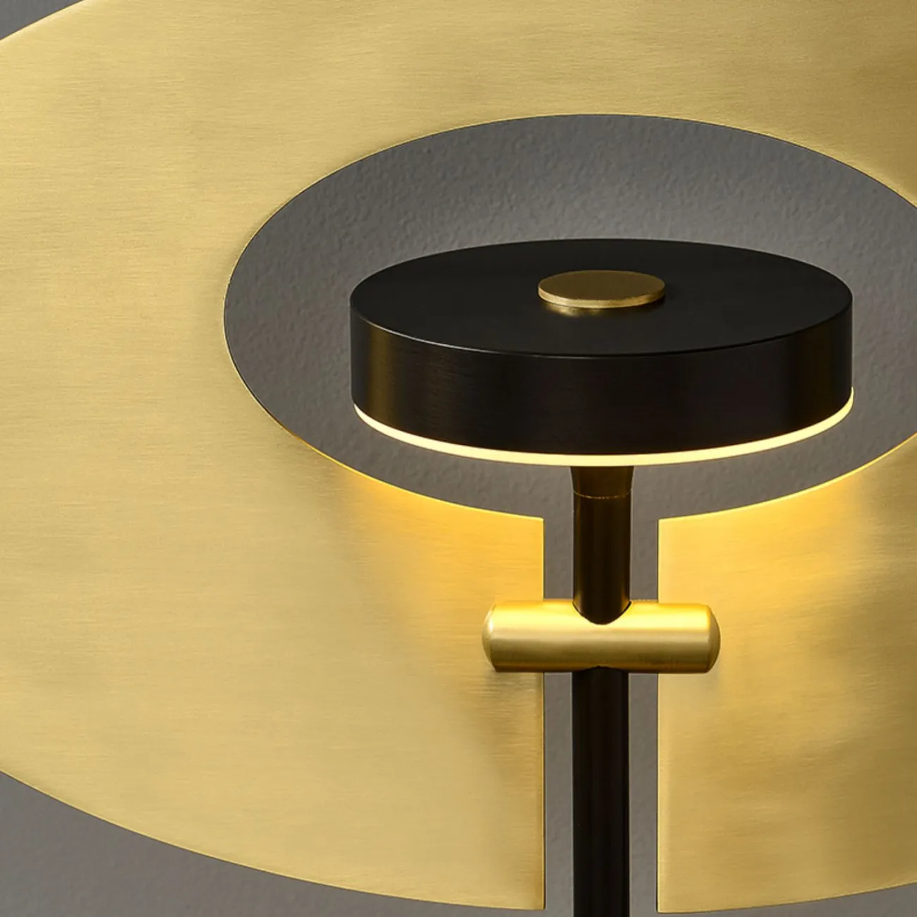 Настольный светодиодный светильник в виде комбинации круглого плафона на вертикальной стойке и дисковидного рассеивателя INGARA TAB