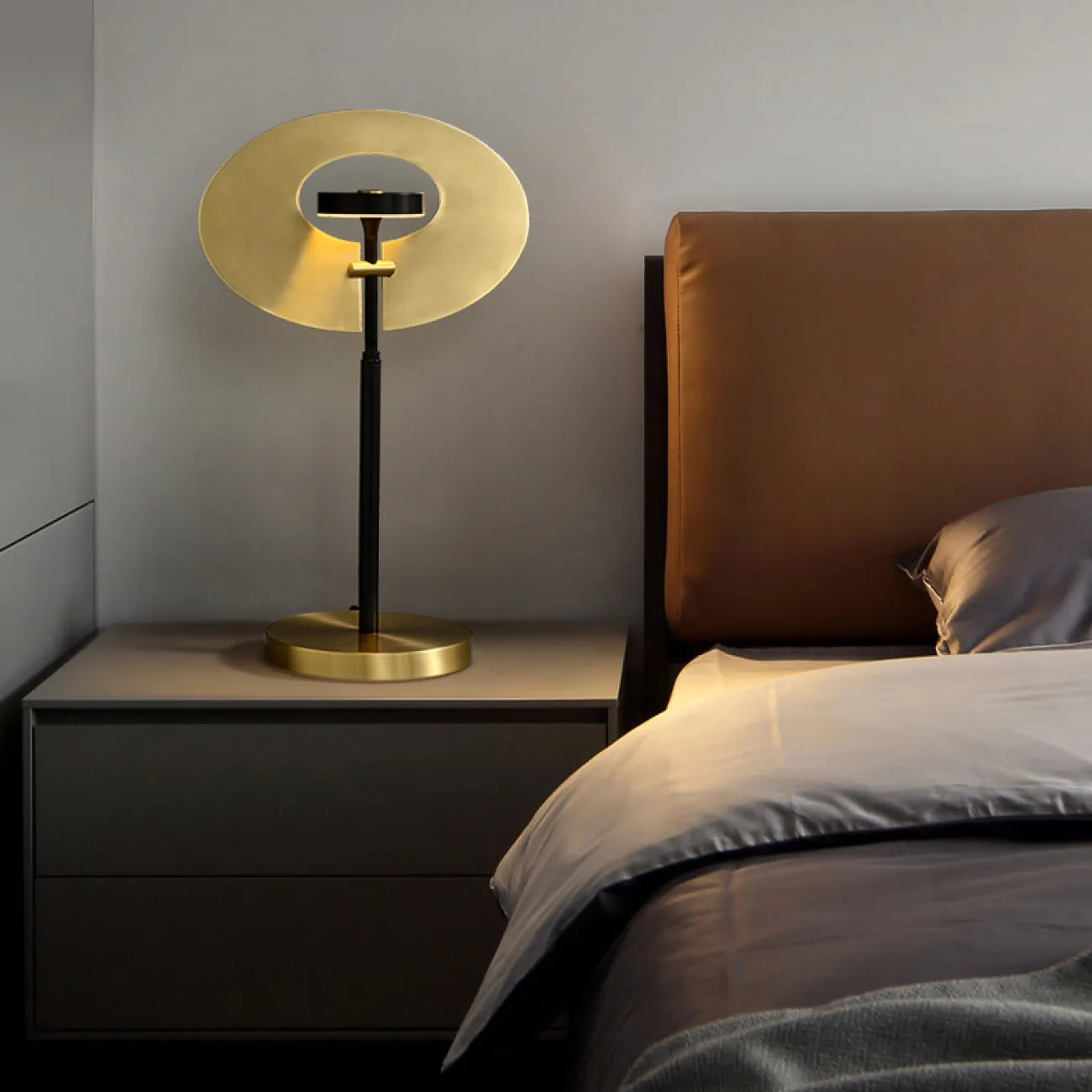 Настольный светодиодный светильник в виде комбинации круглого плафона на вертикальной стойке и дисковидного рассеивателя INGARA TAB